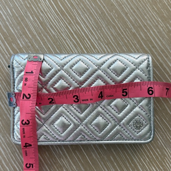 Tory Burch Fleming Medium Metallic Slim Wallet Silver Quilted Leather Wallet - Picture 9 of 17
